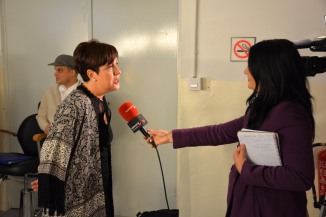 La directora gerente de Atena, Arantxa Garatea, es entrevistada por Navarra Televisión el día del estreno de la obra "Despertando el ayer". Fotografía: C.E 